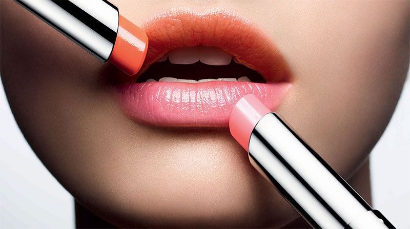 Son dưỡng có màu kém chất lượng dễ khiến môi bị thâm