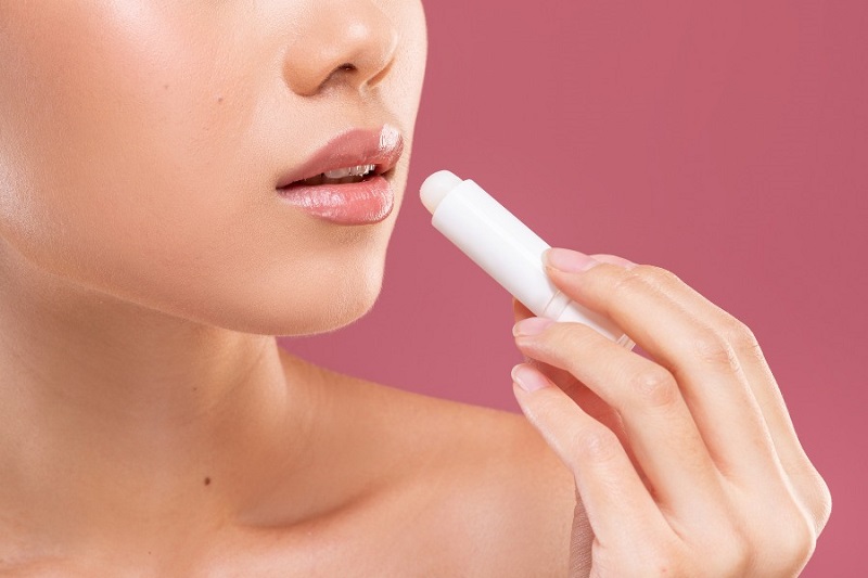 Không lạm dụng son dưỡng môi quá thường xuyên