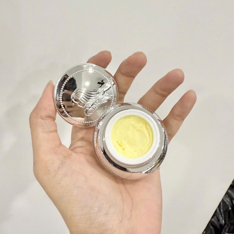 Thoa một lượng kem vừa đủ lên vùng da cần cải thiện