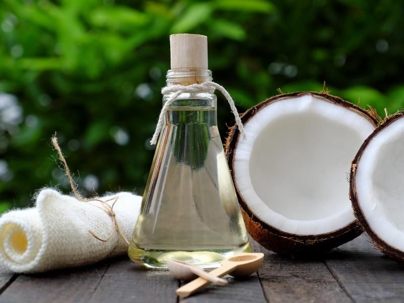 Dầu dừa hỗ trợ trị thâm nách