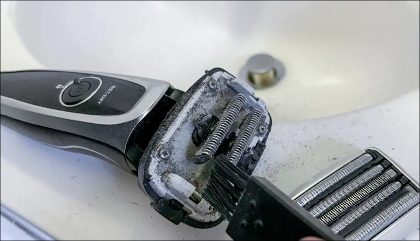 Dùng dao cạo không đảm bảo vệ sinh khiến mùi hôi nách trở nên nặng hơn