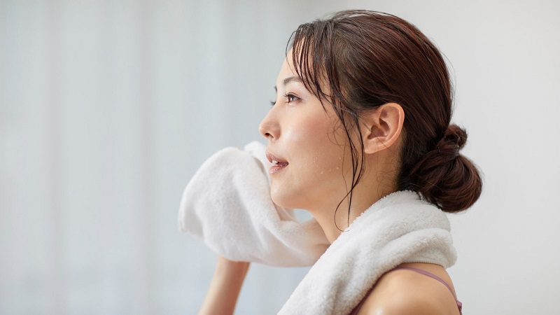 Tại sao cần tìm cách trị mồ hôi dầu ở mặt tại nhà?