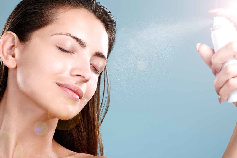 Sử dụng xịt khoáng trị mồ hôi dầu tức thì