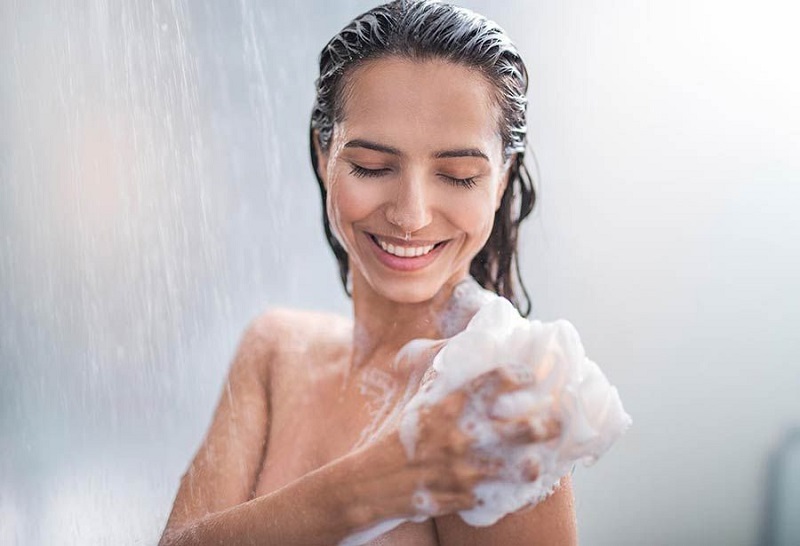 Làm sạch đúng cách là bước quan trọng để trị mồ hôi dầu toàn thân