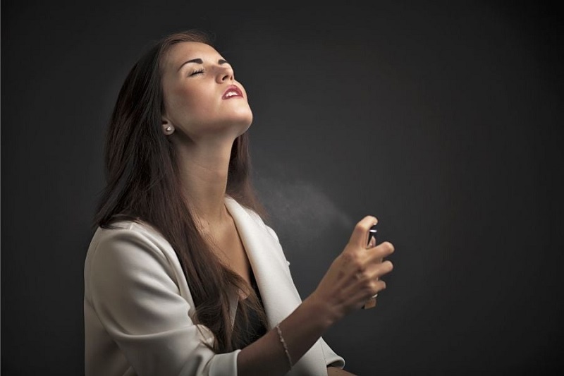 Không nên dùng nước hoa trực tiếp khi đang bị mồ hôi dầu