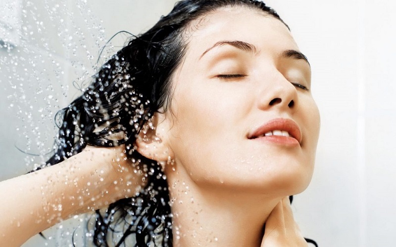 Chọn dầu gội phù hợp làm mát da đầu