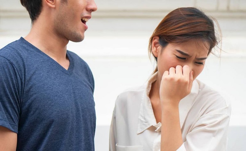 Khi đứng gần người có mùi nặng, quần áo có thể bị ám mùi