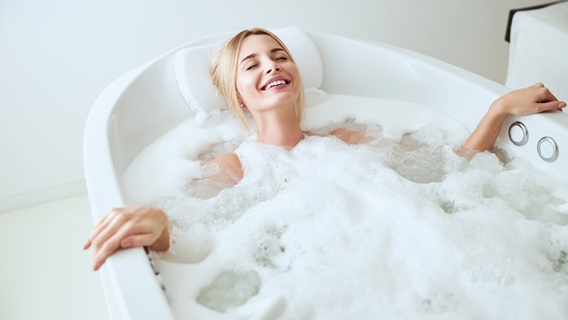Tắm rửa thường xuyên giúp loại bỏ mồ hôi và vi khuẩn tích tụ
