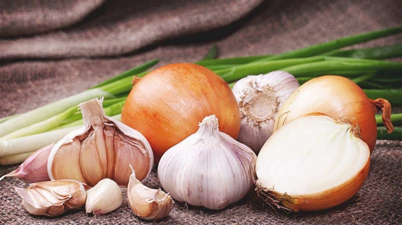 Ăn nhiều gia vị mạnh cũng khiến mùi mồ hôi dầu nặng hơn