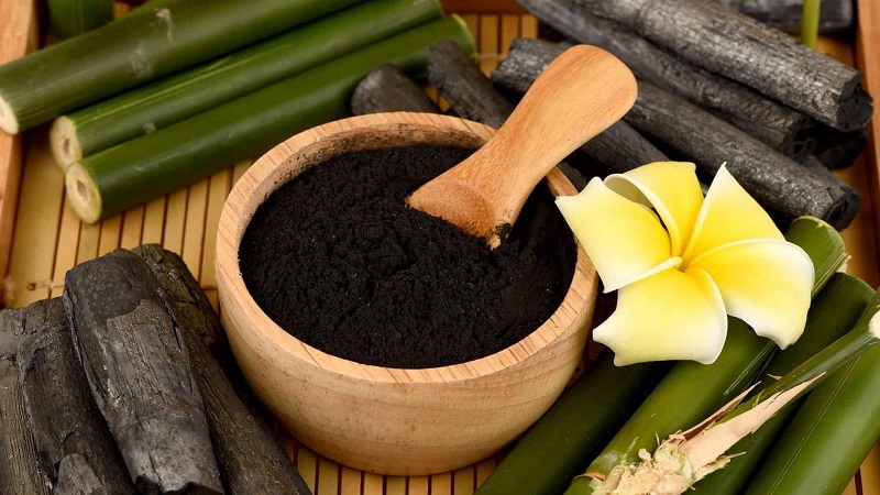 Dầu gội chứa than hoạt tính có khả năng hút dầu thừa hiệu quả