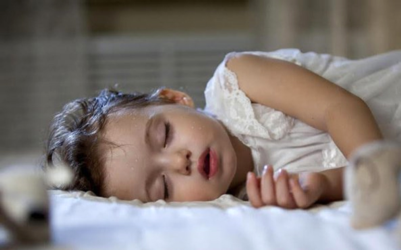 Mồ hôi đầu ra nhiều khi ngủ ở trẻ nhỏ là khá phổ biến và thường mang tính sinh lý