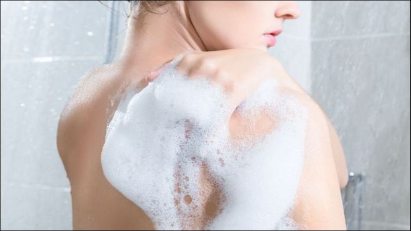 Sử dụng sữa tắm chứa BHA để hạn chế mồ hôi dầu