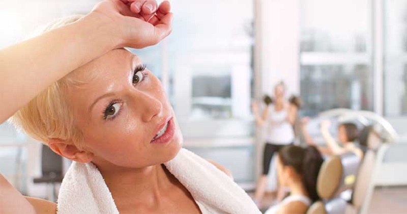 Vì sao vùng mặt dễ ra mồ hôi hơn các vùng khác?