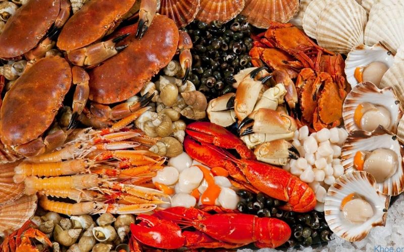 Môi có thể bị ngứa và khó chịu khi ăn hải sản