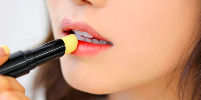 Hạn chế son màu và mỹ phẩm sau xăm môi