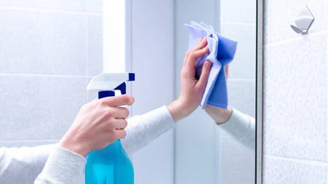 Cách làm sạch gương nhà tắm đúng cách